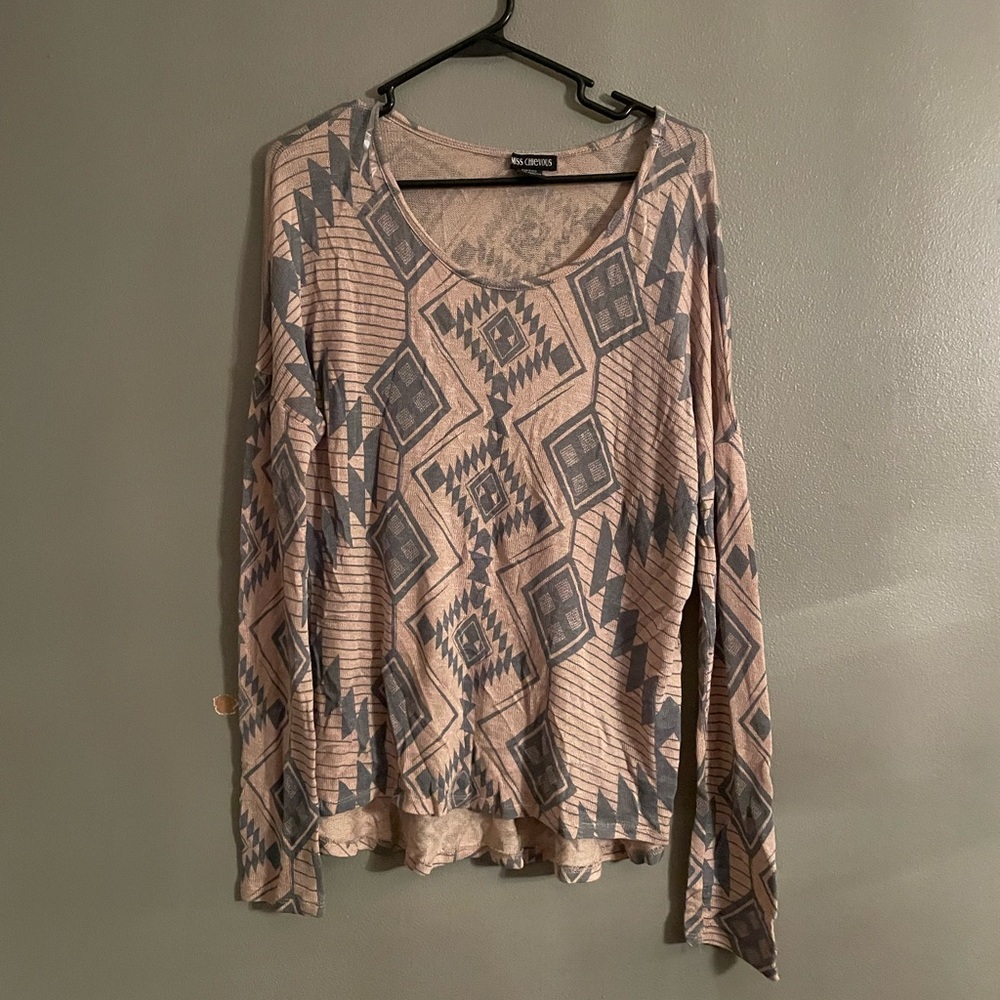 NEW NEVER WORN Fun blush with light gray Aztec detailing.